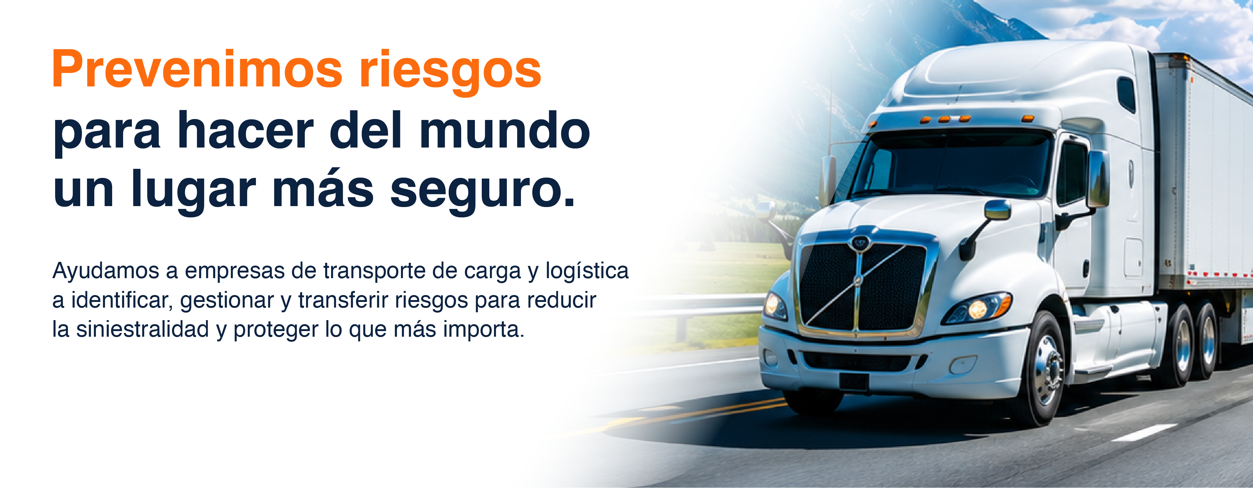 Camión de carga circulando por carretera